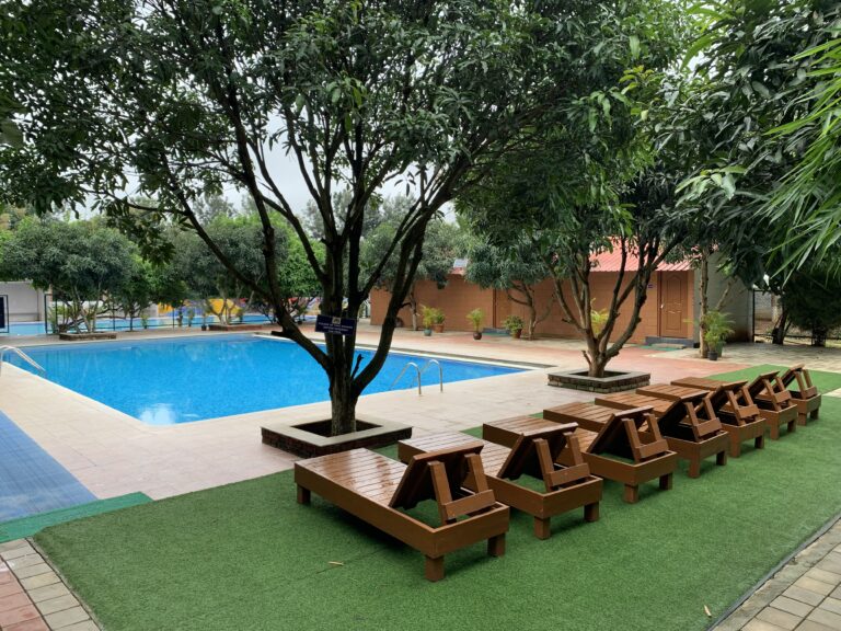 swimming pool 768x576