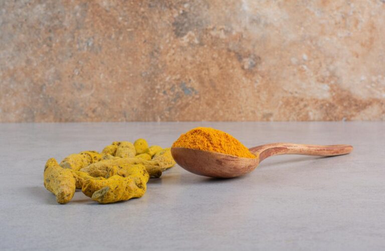 blended curcumin powder wooden spoon 114579 69886 768x501